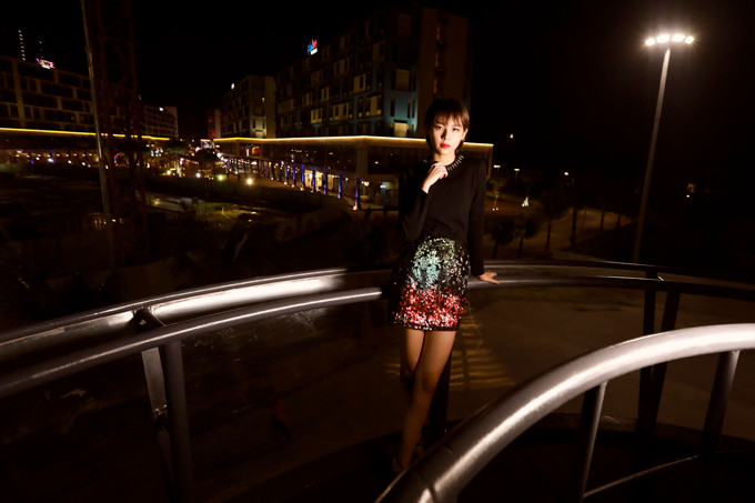 Phối đồ đơn giản với áo dệt kim và chân váy ngắn, nhưng chính cách chọn lựa váy áo trên các chất liệu hợp mốt và phom dáng hiện đại sẽ giúp bạn gái thể hiện sự sành điệu với những xu hướng thời trang mới nhất cho mùa mốt năm nay.