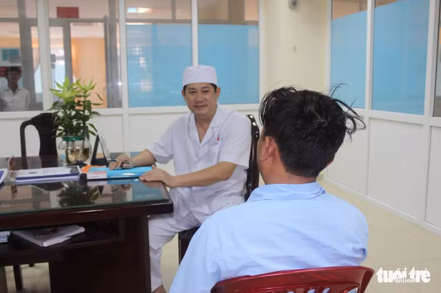 Bác sĩ Hứa Xuân Phượng tư vấn cho bệnh nhân C. sau phẫu thuật