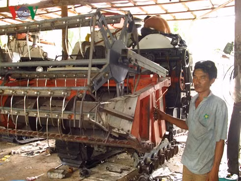 Anh Nguyễn Quốc Việt - bên xưởng cơ khí của gia đình