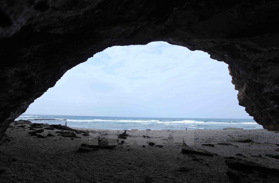 Hang Câu nhìn từ trong ra biển như một con mắt hướng về vùng biển bao la