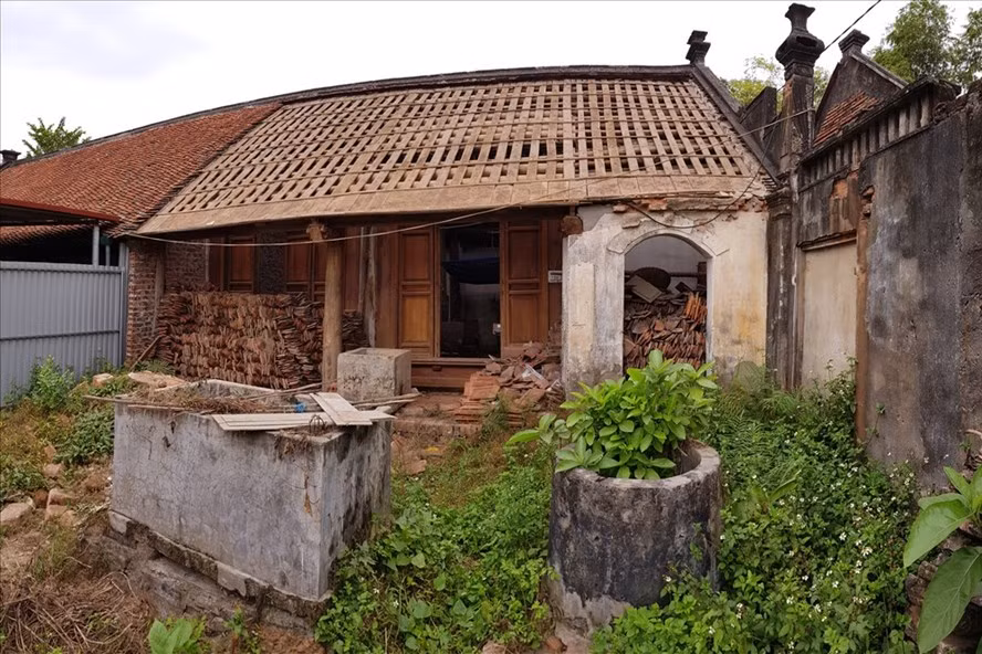 Ngôi nhà cổ vừa được trùng tu tôn tạo trị giá nhiều trăm triệu đồng đã bị xuống cấp nghiêm trọng.