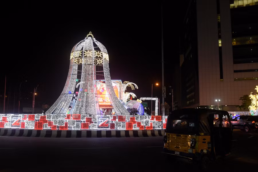  Thành phố Lagos của Nigeria rực rỡ với ánh đèn trang trí màu đỏ và trắng, những màu sắc đặc trưng của Giáng sinh.