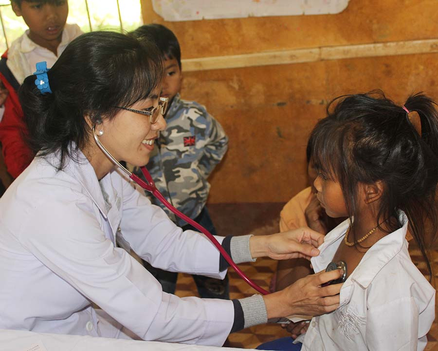 Các bác sĩ nhiệt tình khám-chữa bệnh cho trẻ em. Ảnh: Ngọc Thu Các bác sĩ nhiệt tình khám-chữa bệnh cho trẻ em. Ảnh: Ngọc Thu