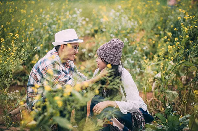  Cả hai cùng thích không gian thoải mái ở đồng hoa nên quyết định chọn Đà Lạt làm địa điểm ghi dấu tình yêu trước khi “về chung một nhà”.