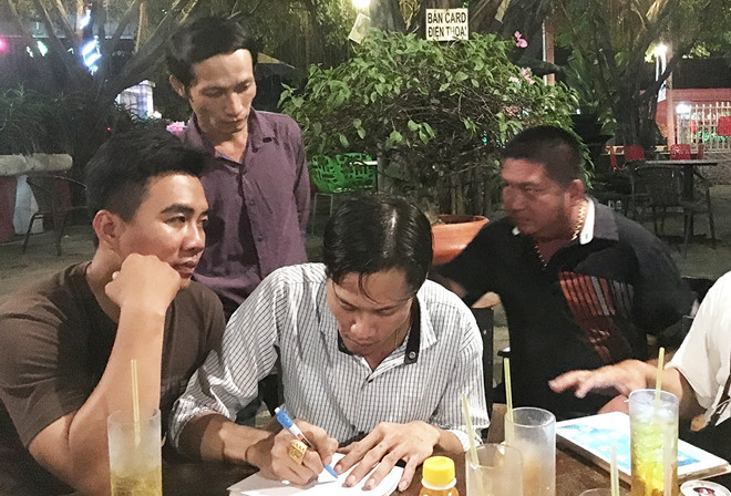 Nghi can Nguyễn Văn Lớp (áo sáng màu) đang viết tường trình vụ việc.