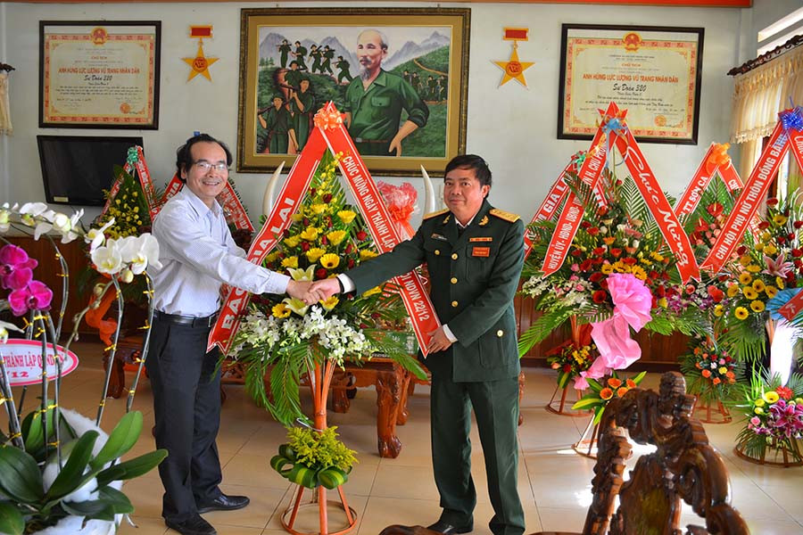 Qua lãnh đạo Sư đoàn 320, Quân đoàn 3, Phó Tổng Biên tập Báo Gia Lai gửi thời hỏi thăm các cán bộ chiến sĩ trong đơn vị. Ảnh: Vĩnh Hoàng Qua lãnh đạo Sư đoàn 320, Quân đoàn 3, Phó Tổng Biên tập Báo Gia Lai gửi thời hỏi thăm các cán bộ chiến sĩ trong đơn vị. Ảnh: Vĩnh Hoàng