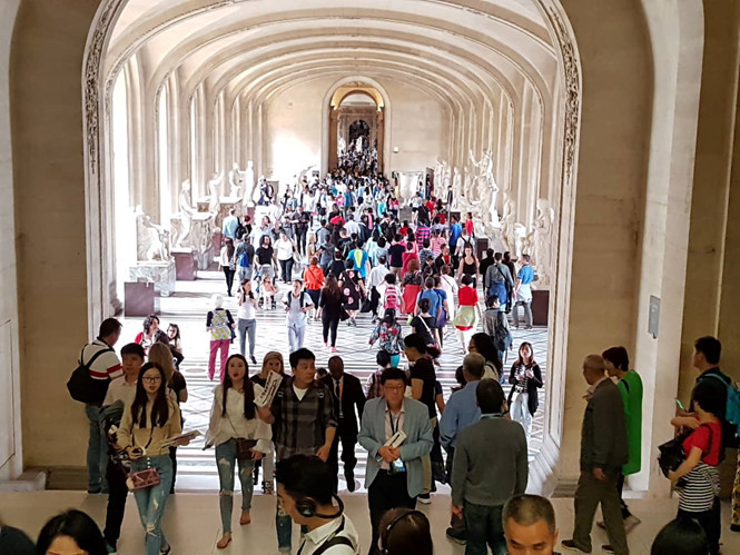  Đông đảo khách tham quan khắp thế giới đến với bảo tàng Louvre mỗi ngày 