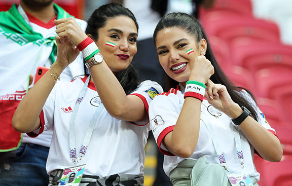  Hai fan nữ đến từ Cộng hòa Hồi giáo Iran. Ảnh: TASS