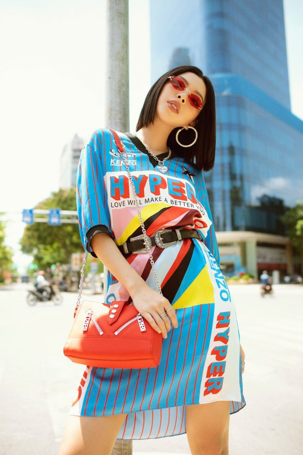 Đến với bộ ảnh street style mùa hè 2018, Tú Hảo đang nhiệt liệt lăng xê cho kiểu mắt kính “vạn người mê” mang tên tin hin. Phong cách có phần hơi “quái” của chân dài 1m68 và đặc biệt là sóng mũi cao vút giúp cô nàng trông cực ăn rơ.