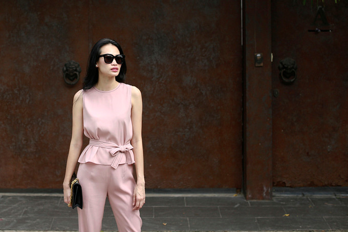 Điểm nhấn của bộ cánh trơn là chiếc đai lưng thắt nơ gọn gàng, nhấn vào vòng eo. Điểm nhấn của bộ cánh trơn là chiếc đai lưng thắt nơ gọn gàng, nhấn vào vòng eo.