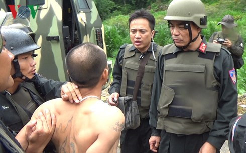 Các trinh sát bắt giữ người có liên quan đến vụ việc. Ảnh: VOV. Các trinh sát bắt giữ người có liên quan đến vụ việc. Ảnh: VOV.
