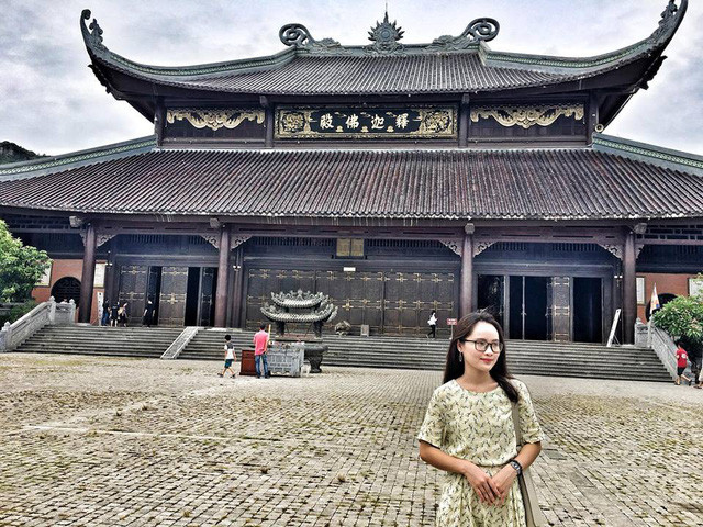 Theo Mai, ngoài chi phí mua vé tham quan ở các điểm, các dịch vụ nhà nghỉ, ăn uống ở Ninh Bình khá rẻ và hợp lý. Nhóm Mai thuê nhà nghỉ dạng homestay với giá 274 nghìn một ngày đêm cho hai người. Phòng Mai chọn là phòng “Pimk Room” nên đồ đạc trong phòng toàn màu hồng. Phòng ở sạch sẽ, nước uống miễn phí lại ở gần trung tâm nên rất thuận tiện cho việc di chuyển.