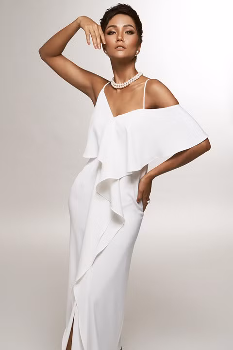 Với sắc trắng tinh khôi, H’Hen Niê mang đến vẻ ngoài trẻ trung, quyến rũ của những quý cô thành thị hiện đại