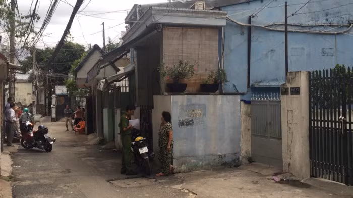 Công an ghi nhận lời khai của người dân xung quanh hiện trường vụ án mạng.