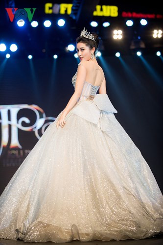 Kết hợp cùng phụ kiện đính đá lấp lánh và chiếc vương miện, Huyền My lộng lẫy như nàng công chúa.