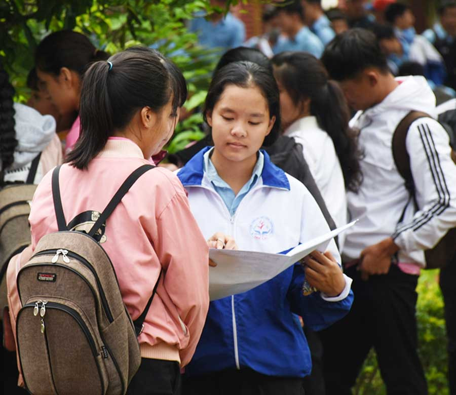 Thí sinh tại điểm thi Trường THCS Chu Văn An (huyện Chư Sê) trao đổi kết quả sau khi hoàn thành bài thi môn Toán. Ảnh: Nguyễn Tú 12 