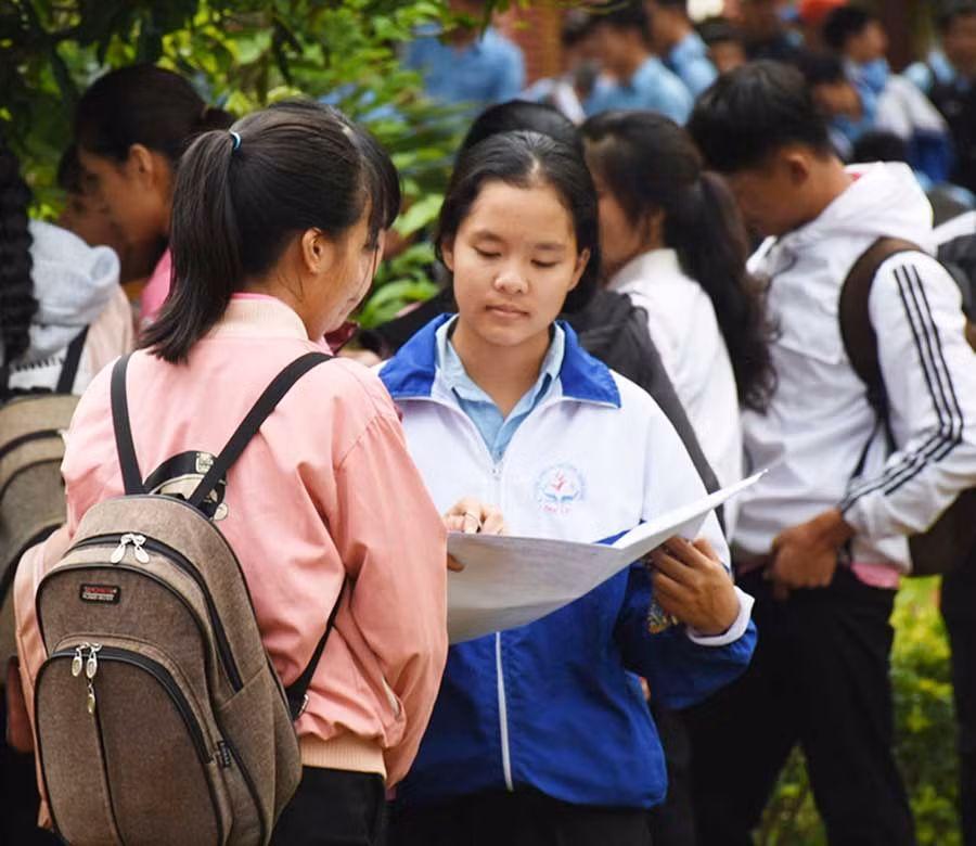 Thí sinh tại điểm thi Trường THCS Chu Văn An (huyện Chư Sê) trao đổi kết quả sau khi hoàn thành bài thi môn Toán. Ảnh: Nguyễn Tú 12 