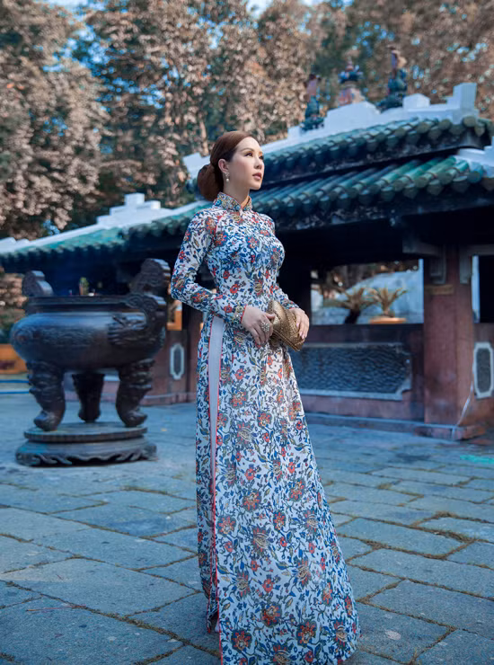 Bộ ảnh được thực hiện với sự hỗ trợ của art director Nguyễn Hoàng Anh, nhiếp ảnh Lê Thiện Viễn, trang điểm và làm tóc Kuny Lee.