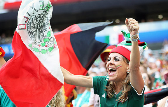  Fan nữ từ Mexico - đội đã đánh bại đương kim vô địch Đức. Ảnh: TASS