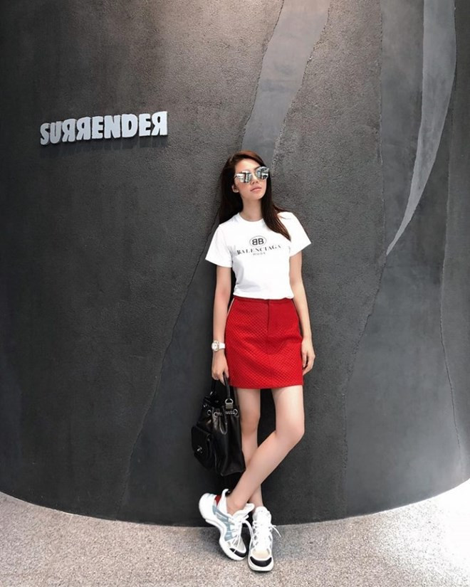  Jolie Nguyễn khoe hàng hiệu sang chảnh trong chuyến đi Singapore tuần qua. Người đẹp mix áo thun Balenciaga với chân váy ngắn, mang giày Archlight của Louis Vuitton và xách túi Chanel sành điệu.