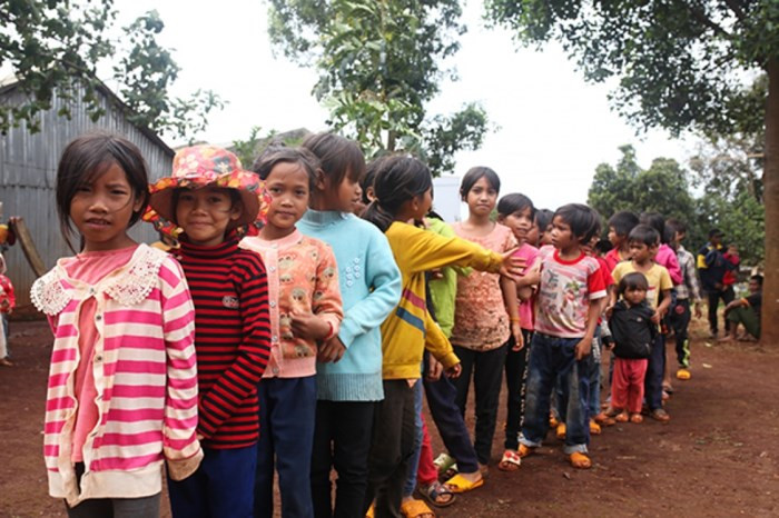 Các em xếp hàng ngay ngắn để nhận quà Các em xếp hàng ngay ngắn để nhận quà