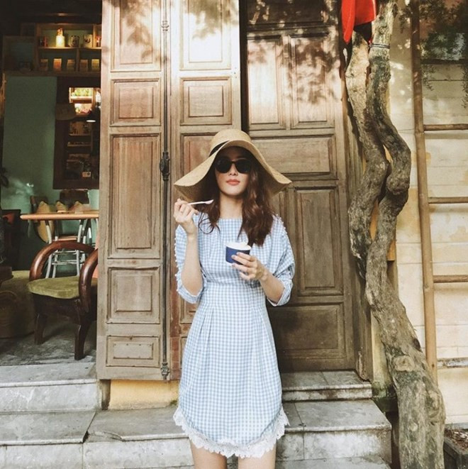 Diễm My 9X hóa quý cô hoài cổ tại Hội An với bộ đầm tay phồng kẻ ô vuông, kết hợp cùng mũ rộng vành đẹp mắt.