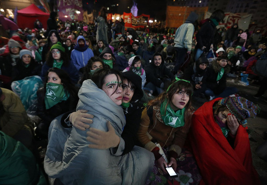 Đợi chờ kết quả thông qua luật phá thai ở Argentina. Phụ nữ quốc gia Nam Mỹ này sẽ được phép phá thai với những trường hợp dưới 14 tuần tuổi - Ảnh: AFP Đợi chờ kết quả thông qua luật phá thai ở Argentina. Phụ nữ quốc gia Nam Mỹ này sẽ được phép phá thai với những trường hợp dưới 14 tuần tuổi - Ảnh: AFP