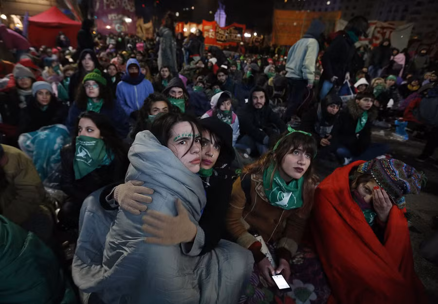 Đợi chờ kết quả thông qua luật phá thai ở Argentina. Phụ nữ quốc gia Nam Mỹ này sẽ được phép phá thai với những trường hợp dưới 14 tuần tuổi - Ảnh: AFP