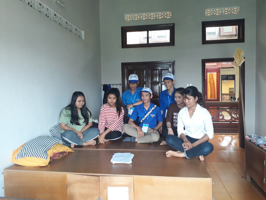 các sĩ tử nhận được sự giúp đỡ từ các nhà hảo tâm về nơi ăn, chốn ở