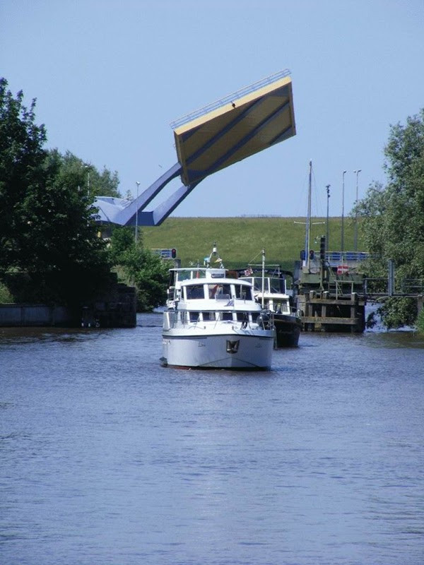 Cầu mở khoảng 10 lần mỗi ngày để các phương tiện đi qua Cầu mở khoảng 10 lần mỗi ngày để các phương tiện đi qua