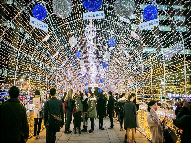 Vào mùa đông, lễ hội đèn lồng Seoul sẽ diễn ra tại trung tâm thành phố. Năm nay, kỷ niệm 10 năm của lễ hội đèn lồng Seoul, hứa hẹn nhiều sự kiện đặc biệt sẽ diễn ra ở đây. Vào mùa đông, lễ hội đèn lồng Seoul sẽ diễn ra tại trung tâm thành phố. Năm nay, kỷ niệm 10 năm của lễ hội đèn lồng Seoul, hứa hẹn nhiều sự kiện đặc biệt sẽ diễn ra ở đây.