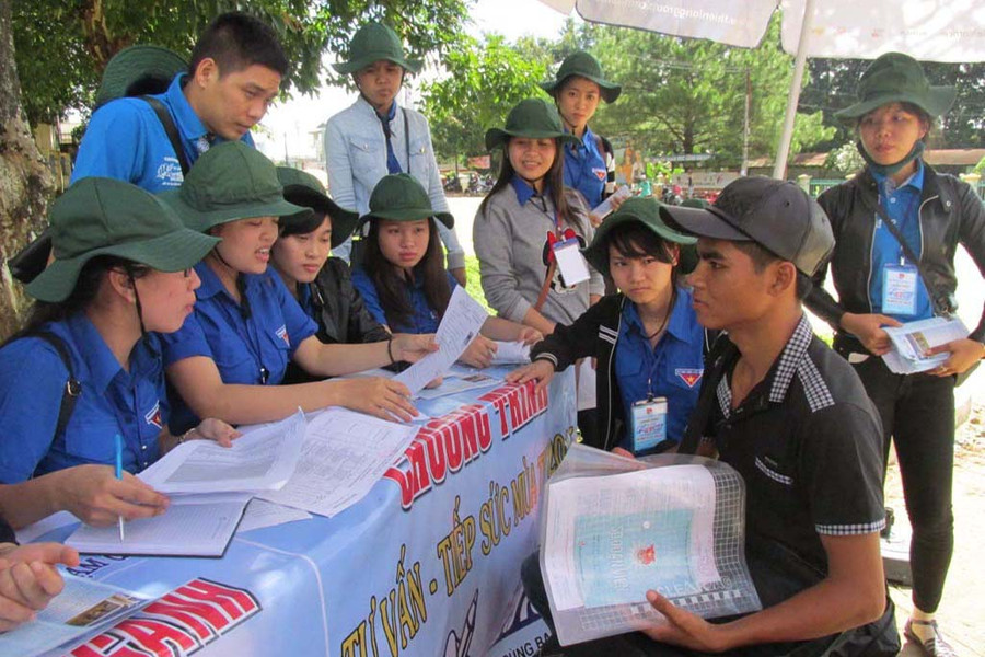 Các tình nguyện viên tư vấn cho các thí sinh. Ảnh: P.L