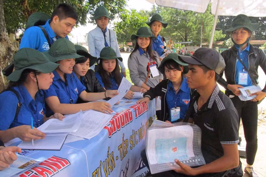 Các tình nguyện viên tư vấn cho các thí sinh. Ảnh: P.L