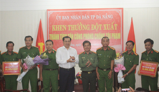  Chủ tịch UBND TP Đà Nẵng đã khen thưởng nóng cho ban chuyên án vì thành tích phá nhanh vụ giết người dã man ở Sơn Trà