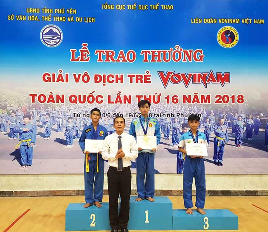  VĐV Rơ Châm Chiêu (trái) trên bục nhận HCB. Ảnh: Minh Vỹ