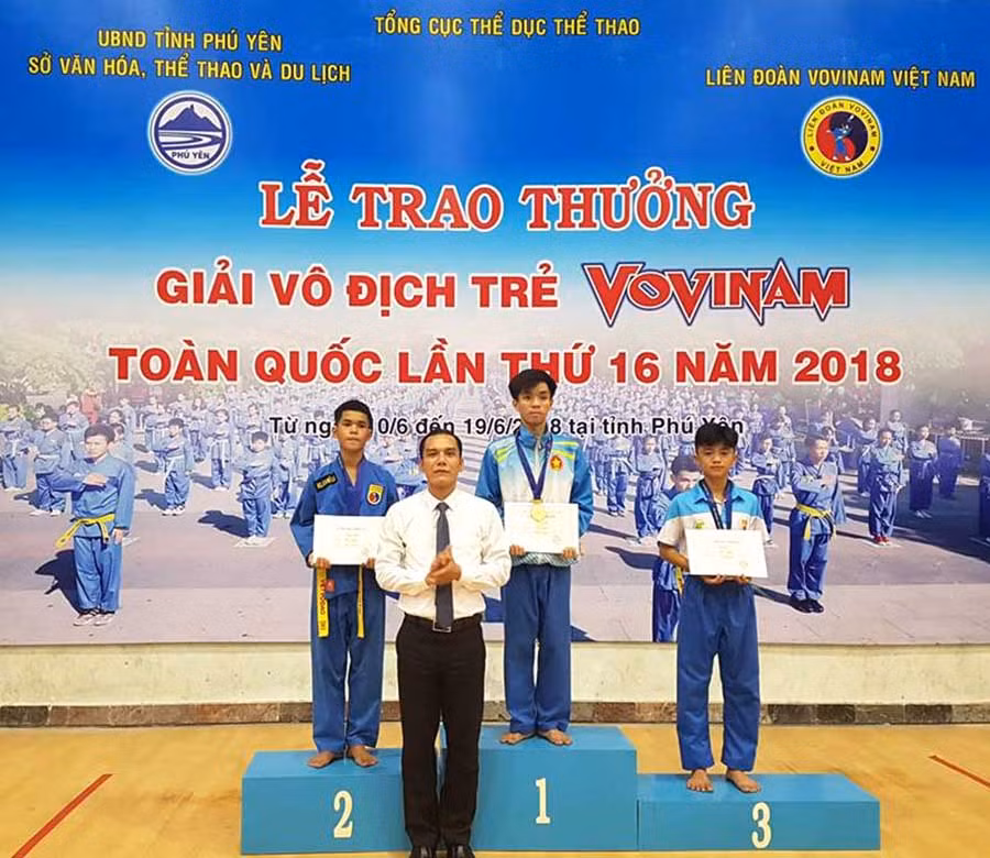 VĐV Rơ Châm Chiêu (trái) trên bục nhận HCB. Ảnh: Minh Vỹ VĐV Rơ Châm Chiêu (trái) trên bục nhận HCB. Ảnh: Minh Vỹ