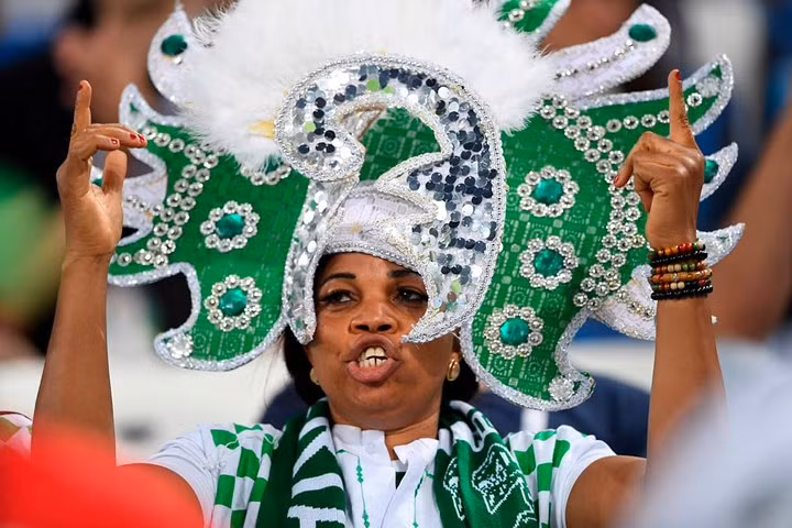Phong cách riêng của cổ động viên Nigeria.