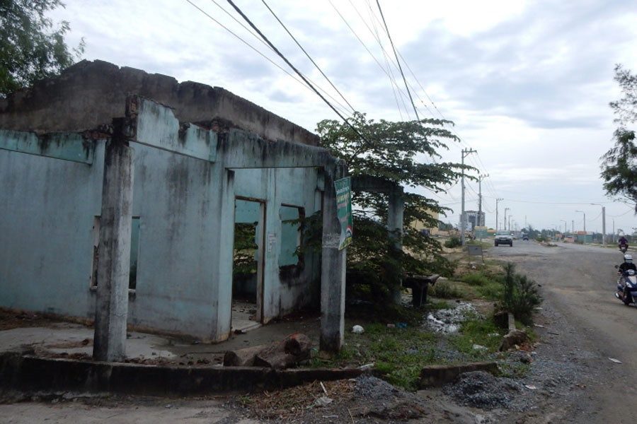 Nhà cửa bị giải tỏa, ruộng đồng bị thu hồi, san lấp.