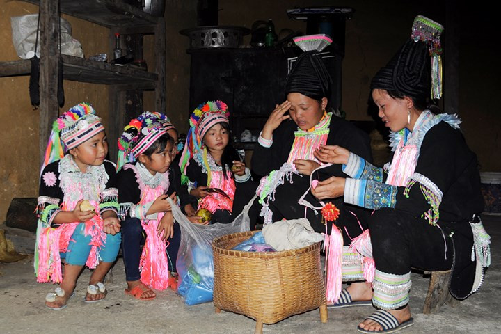 Các bé gái người Dao ở xã Hồ Thầu, huyện Tam Đường thường được người lớn dạy cho cách thêu thùa, may vá.