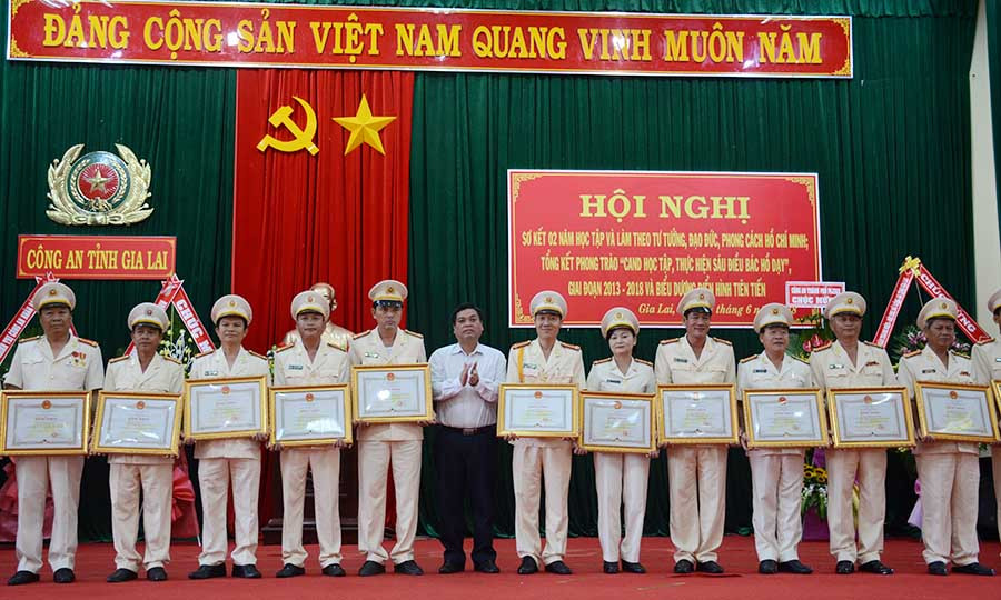 Phó Chủ tịch UBND tỉnh Kpă Thuyên trao bằng khen của Chủ tịch UBND tỉnh cho các tập thể và cá nhân. Ảnh: V.H Phó Chủ tịch UBND tỉnh Kpă Thuyên trao bằng khen của UBND tỉnh cho các tập thể và cá nhân. Ảnh: V.H