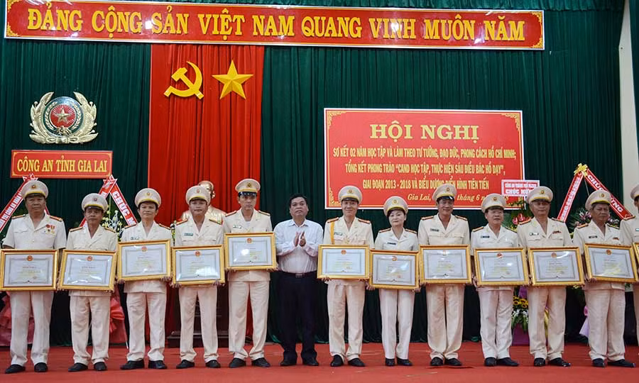  Phó Chủ tịch UBND tỉnh Kpă Thuyên trao bằng khen của UBND tỉnh cho các tập thể và cá nhân. Ảnh: V.H