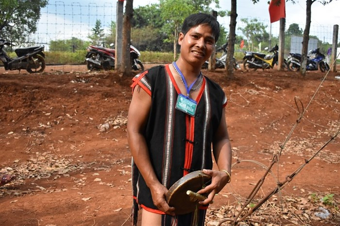  Trong nhà, ai cũng biết đánh chiêng thuần thục nhưng duy chỉ có Van là được cha truyền dạy nghề “nắn giọng” cho chiêng