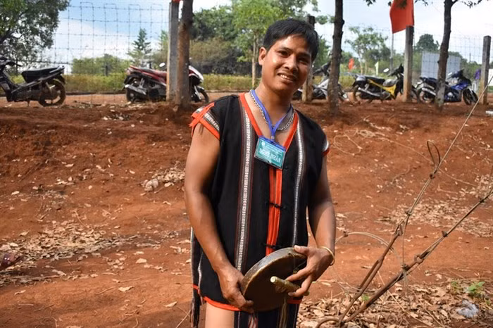 Trong nhà, ai cũng biết đánh chiêng thuần thục nhưng duy chỉ có Van là được cha truyền dạy nghề “nắn giọng” cho chiêng Trong nhà, ai cũng biết đánh chiêng thuần thục nhưng duy chỉ có Van là được cha truyền dạy nghề “nắn giọng” cho chiêng