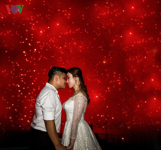 Đôi bạn trẻ rạng ngời hạnh phúc.