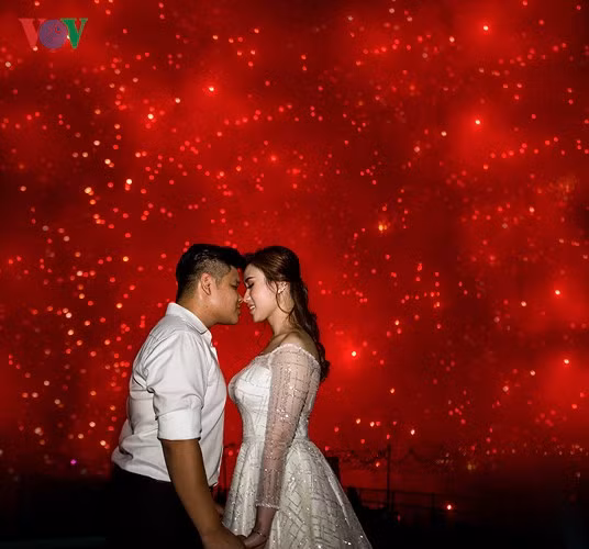 Đôi bạn trẻ rạng ngời hạnh phúc.