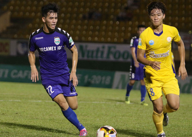 B.Bình Dương (trái) bất ngờ gục ngã 0-3 trước Sanna Khánh Hòa (phải) ở vòng 12 B.Bình Dương (trái) bất ngờ gục ngã 0-3 trước Sanna Khánh Hòa (phải) ở vòng 12