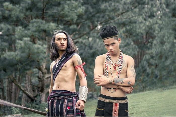 Hai ca sĩ hát chính trong MV “Thanh niên không tiền”.