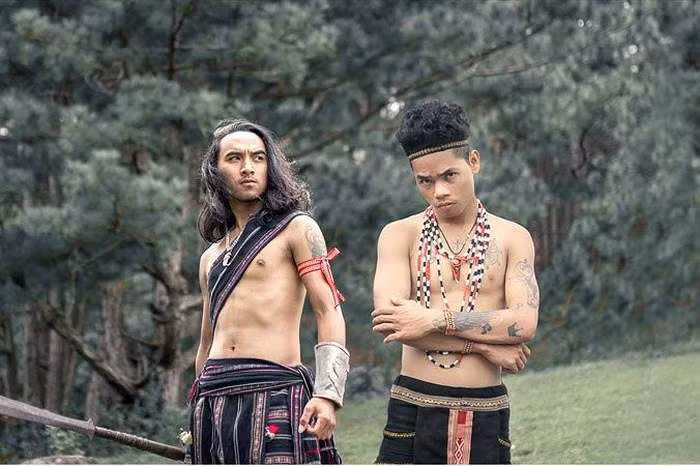 Hai ca sĩ hát chính trong MV “Thanh niên không tiền”.