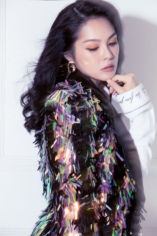 Tông trang điểm nâu, cam cá tính cũng được áp dụng một cách hiệu quả để giúp từng shoot hình của Dương Cẩm Lynh hút mắt hơn.