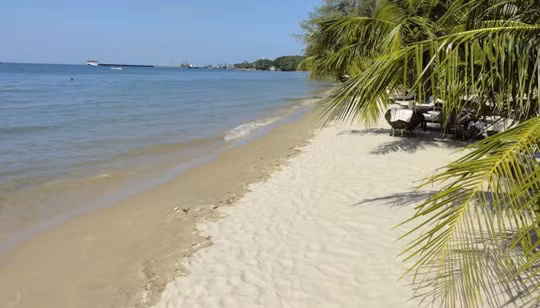 Koh Thmei yên tĩnh, không có nhiều người dân sinh sống và không có nhiều điểm tham quan. Nơi đây chỉ có duy nhất một resort và những bungalow trên bờ biển. Du khách đi du lịch khám phá một mình hoặc nhóm nhỏ thường thích đến nơi đây bởi có nhiều hoạt động phong phú như chèo thuyền kayak, ngắm cá heo và chim ngoài Vịnh, lặn khám phá rạn san hô quanh đảo.